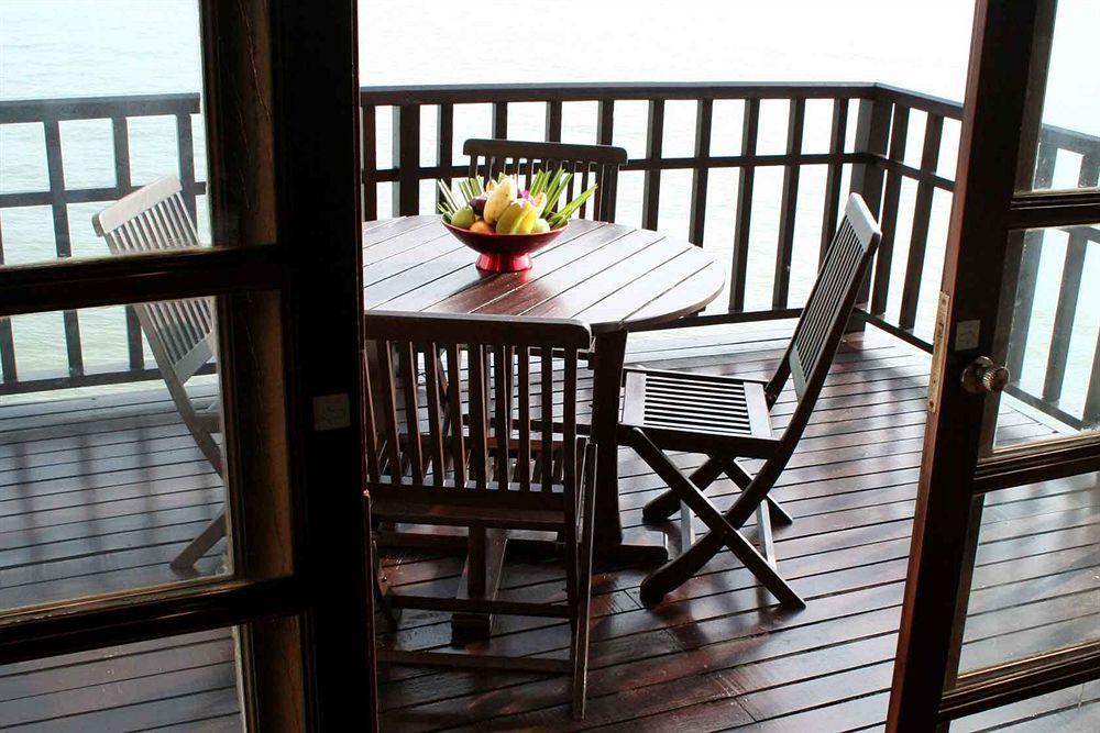 Avillion Port Dickson Hotel Exterior photo A balcony
