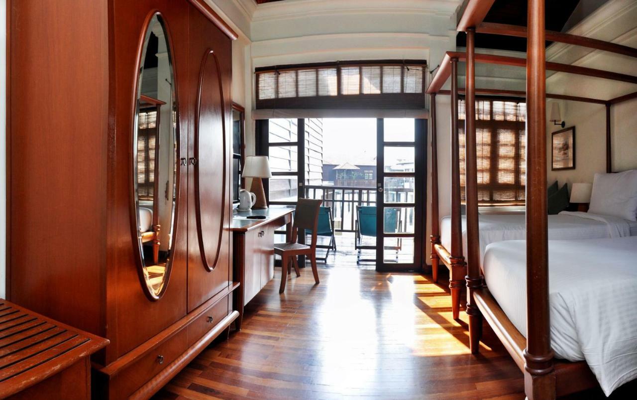 Avillion Port Dickson Hotel Exterior photo A room at the E and O